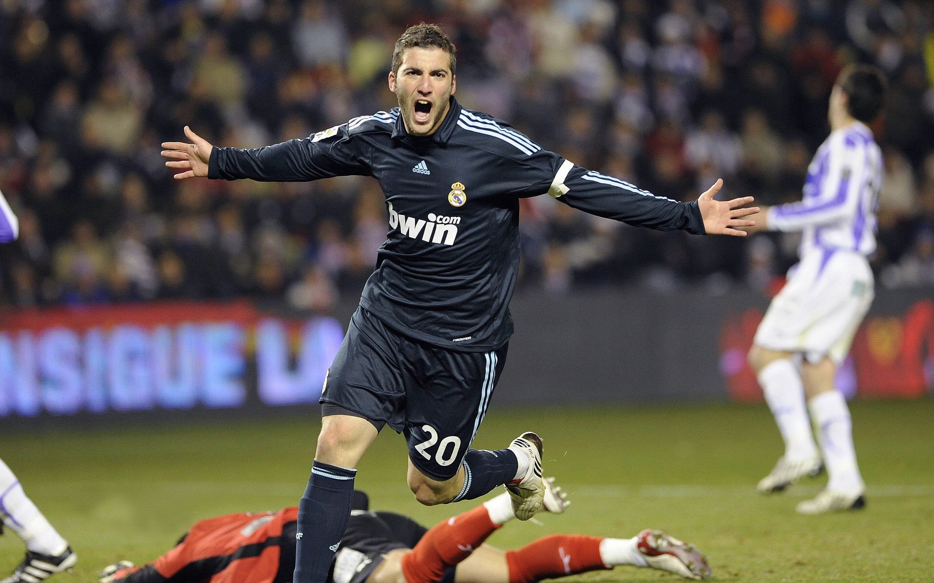 职业联赛推行赛后视频分析帮助球员持续进步，职业联赛现场